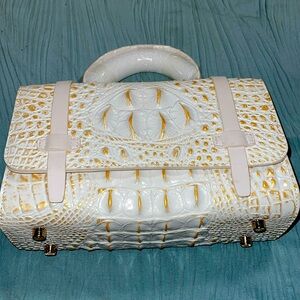 Brand new handbag or shoulder bag !